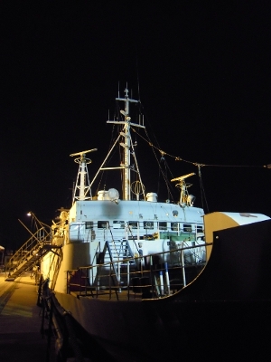 MS Stubnitz im nächtlichen Braakenhafen, Hamburg