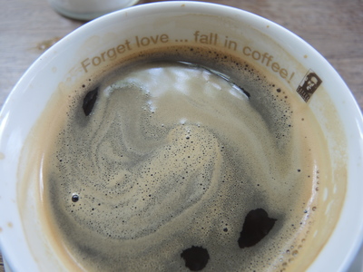 Cooler Spruch. Schlechter Kaffee. Aber wenigstens teuer. Cooler Spruch. Schlechter Kaffee. Aber wenigstens teuer.